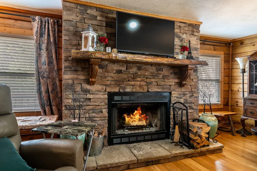 Whispering Winds Cabin-Pet Friendly; 30A RV Hookup - Image 1