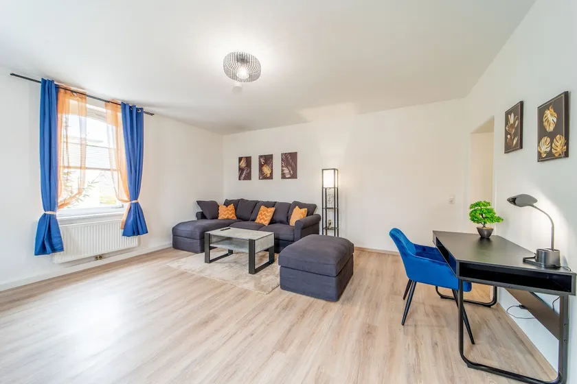 Spacious 3-room city apartment for 8 with parking - Image 1