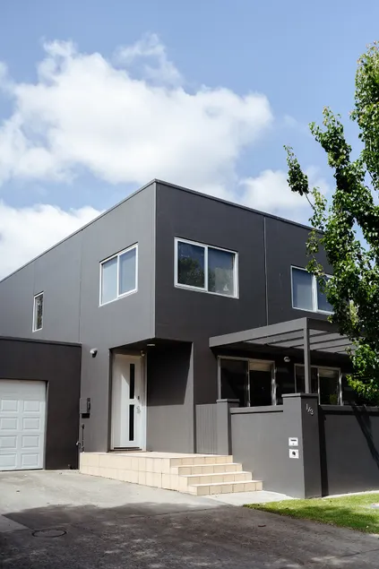 Bright & spacious 3 br townhouse CBD location - Image 1