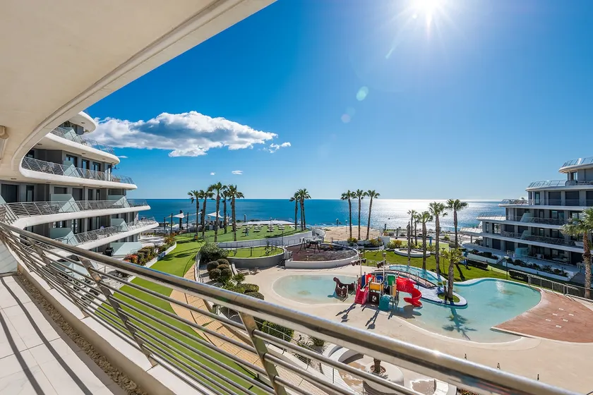 Luxury Seaview Beachfront Apartment Pools,Jacuzzi,Gym - Image 1