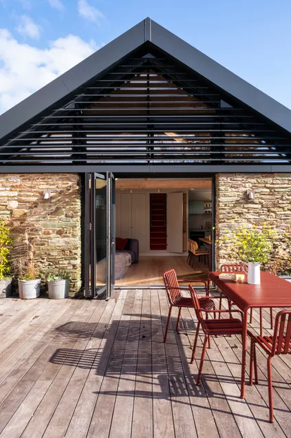 Quad Corner, 2 Bed Reverse Level Barn Conversion - Image 1
