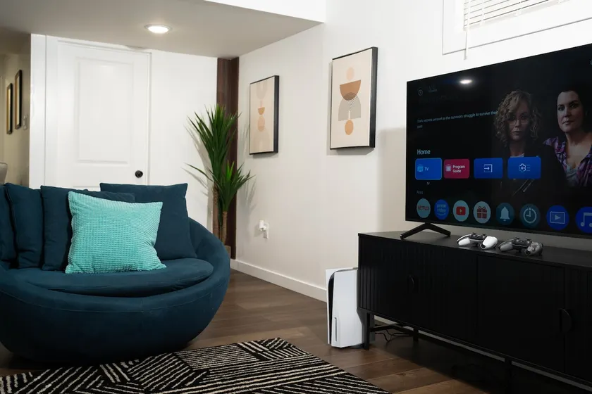 Modern 1BR Suite with Free Onsite Parking - Image 1