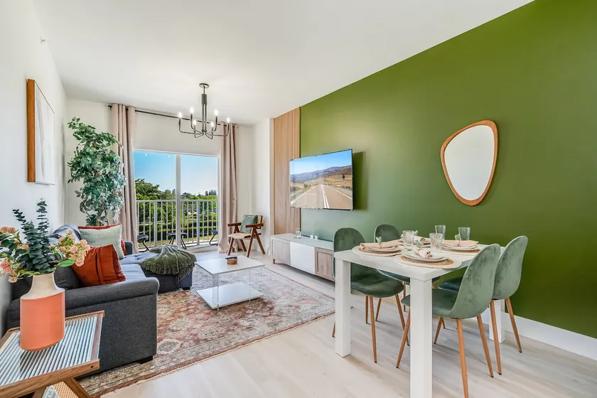 Lux 2BR Apt|free parking|mins from beach/Rock - Image 1