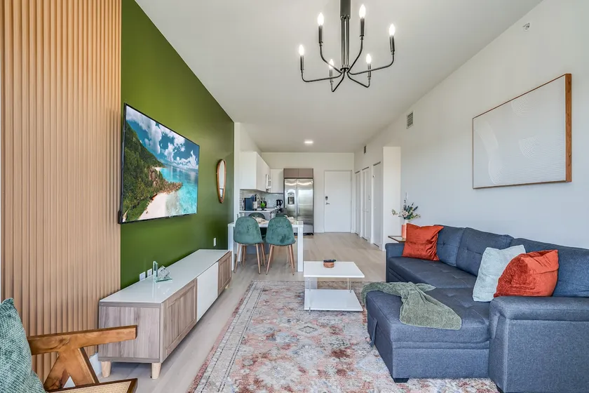 Lux 2BR Apt|free parking|mins from beach/Rock - Image 1