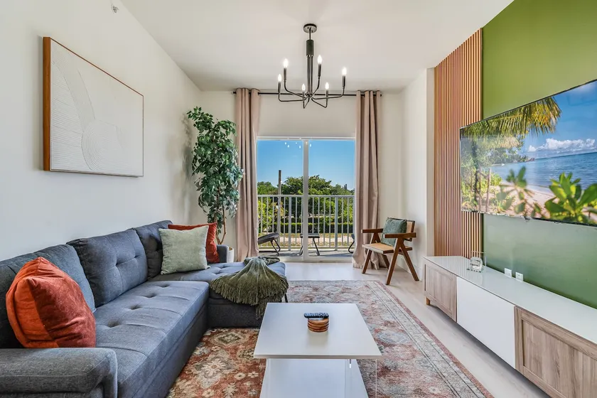 Lux 2BR Apt|free parking|mins from beach/Rock - Image 1