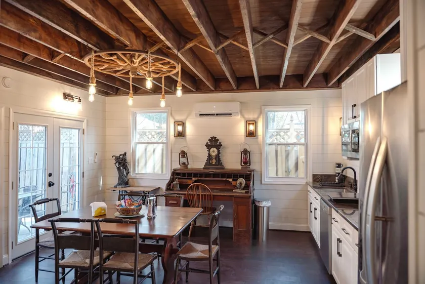 Luxury Historic Carriage House - Image 1