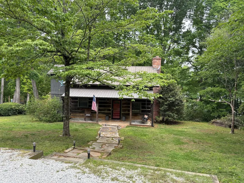 Lakefront Cabin ~ dock, kayaks, firepit, sleep 12 - Image 1