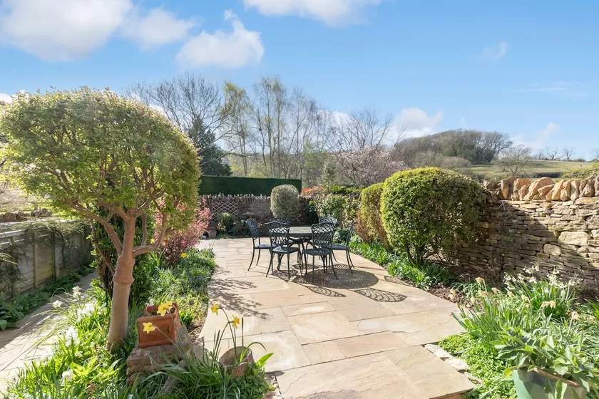 Tranquil Home on Leckhampton Hill with EV Charger - Image 1