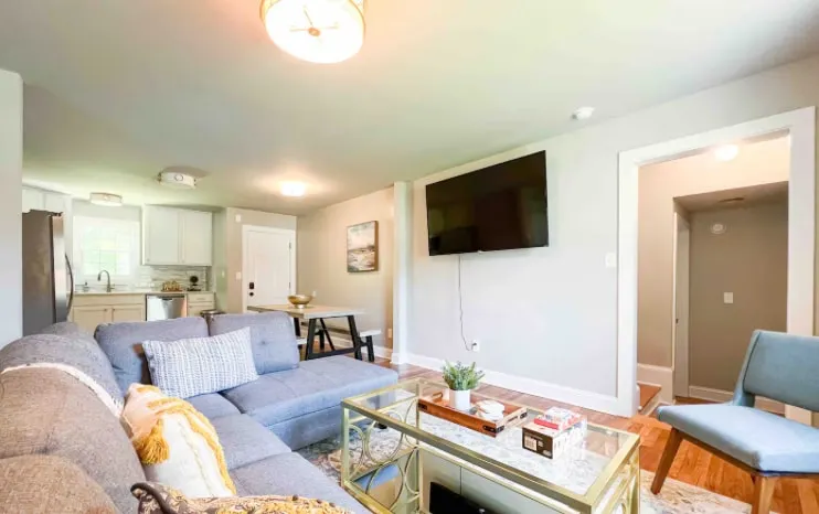 Pet-Friendly 4BR Family Home with Fenced Yard - Image 1