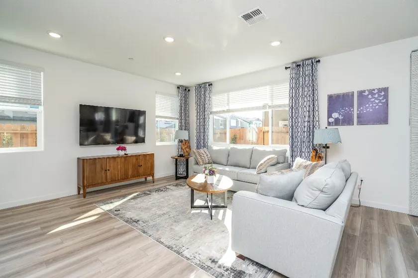 Cozy 4BR/3 BATH | 1st Floor Suite | Near Roseville - Image 1