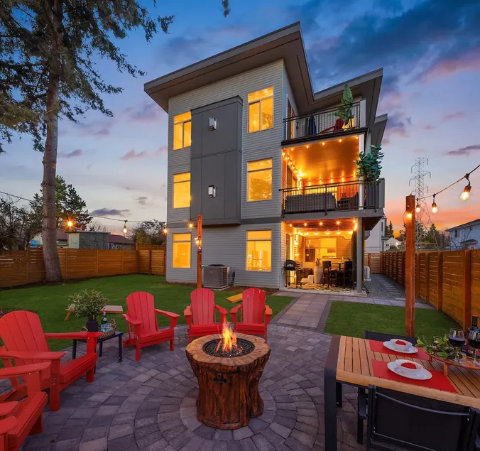 NFL LuxuryHome w AC~2 HotTubs~GameRoom~FamFriendly - Image 1