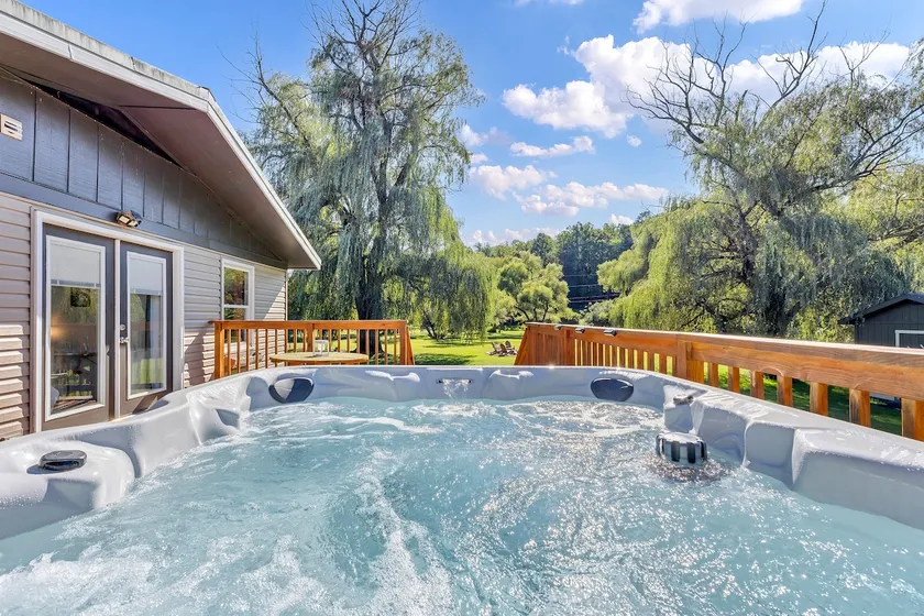 Willow Retreat | 14 min to NRG, private hot tub - Image 1
