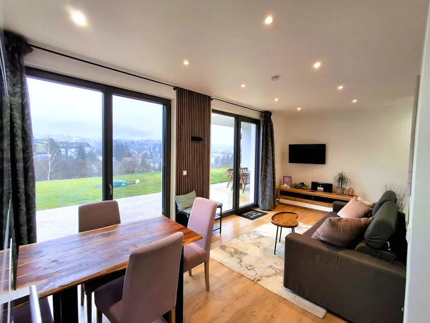 Sunny apartment with garden - Image 1