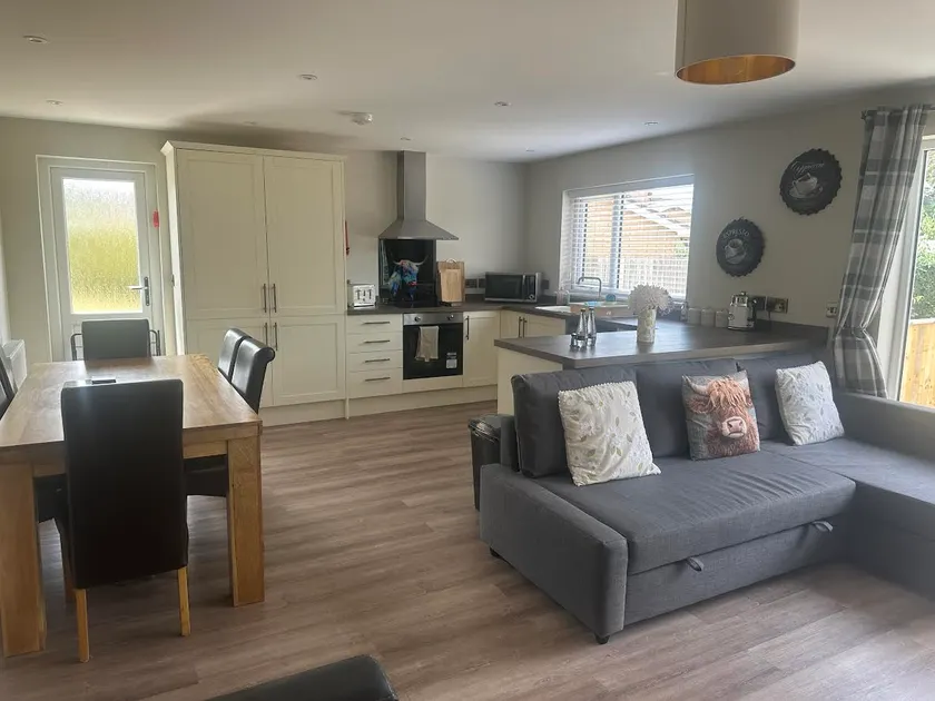 Modern, newly built 2 bedroom bungalow with free parking - Image 1