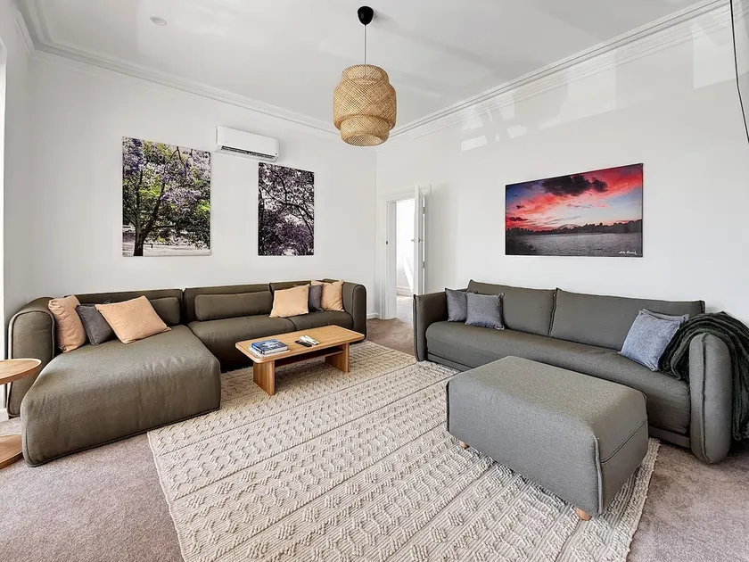 Serviced Luxury Condo, Parkside, moments to metro with parking - Image 1