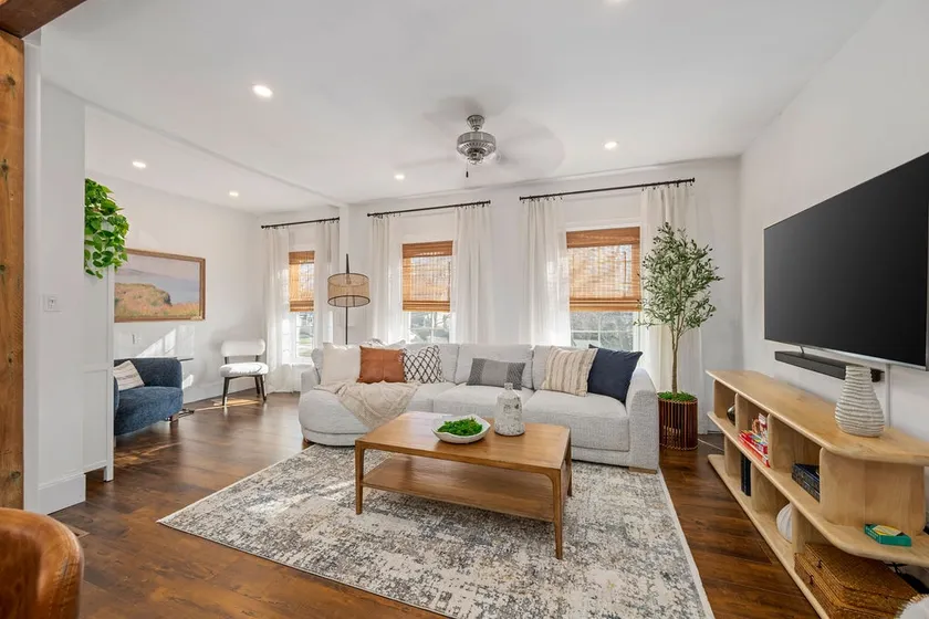 2 Bedroom Apartment Downtown London - Image 1