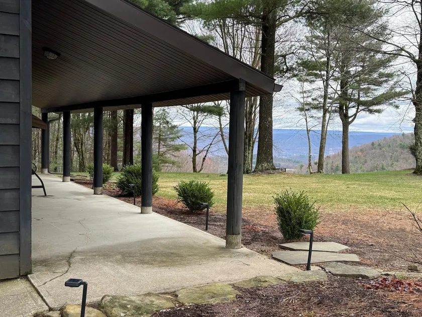 Bear Den Guest House - Image 1