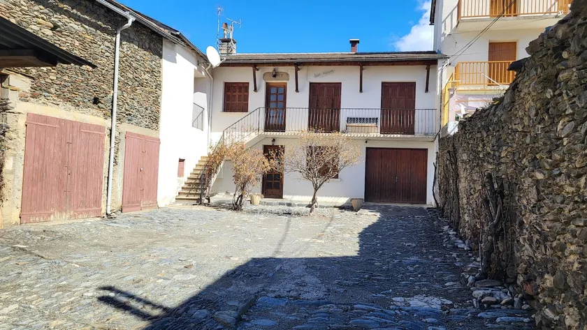 Old farmhouse - Image 1