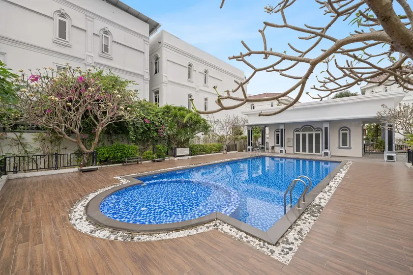 4BRs center | free public pool | balcony view pool - Image 1