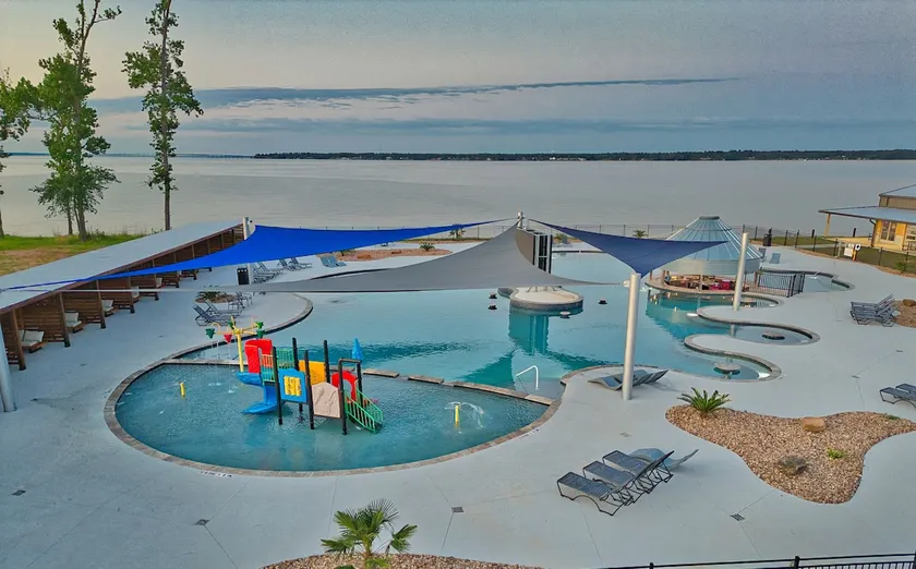 On Lake Livingston, amazing pool & Pet Friendly - Image 1