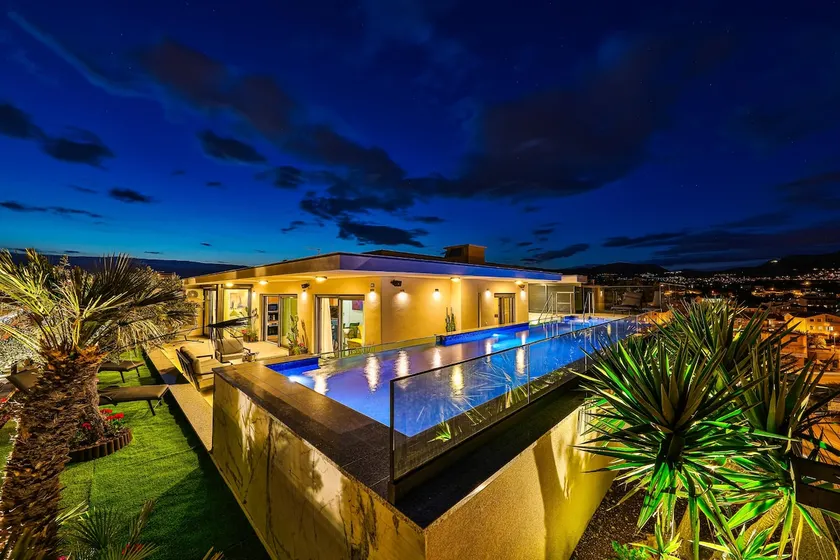 Sky Pool Penthouse with a huge heated private pool - Image 1