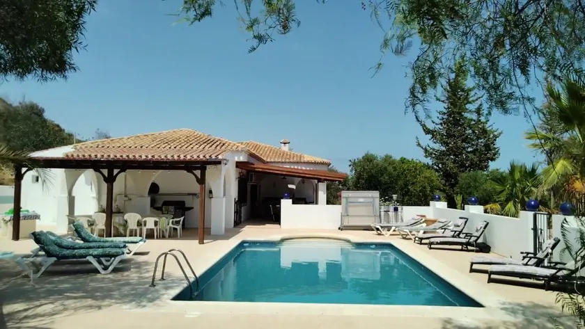 Perfectly positioned Cortijo - Image 1