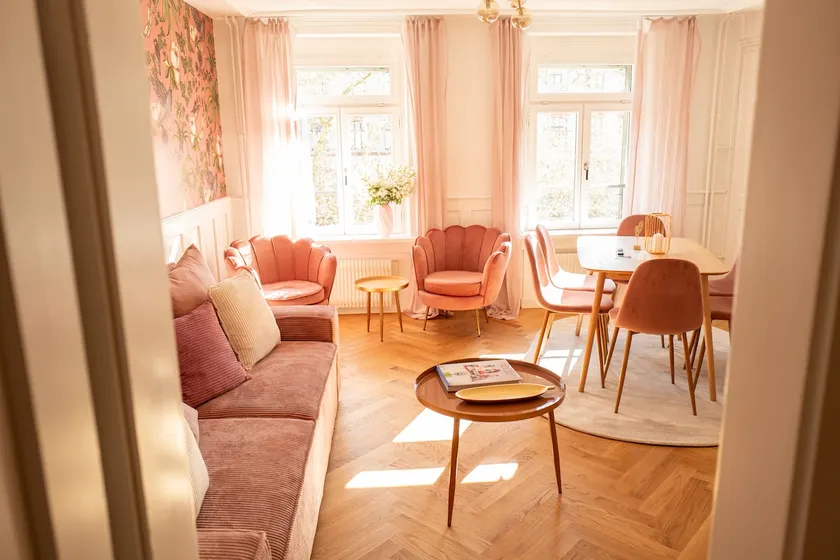 Rose Suite · Elegant 3-SZ Home with Rosé Design - Image 1