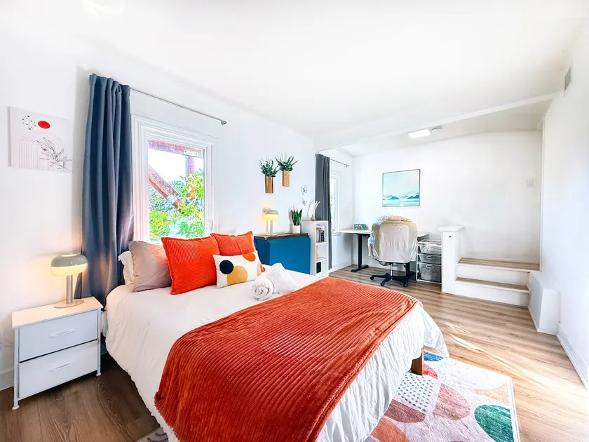 Peaceful Garden Studio with Private Laundry - Image 1