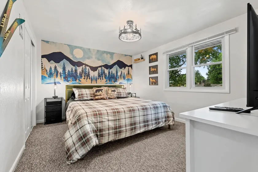 A Mile To Lambeau • 2x King • 1 Queen • 1.5 bath - Image 1