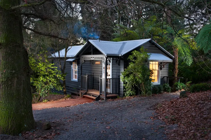 Romantic Escape at Pet-friendly Leddicott Cottage - Image 1
