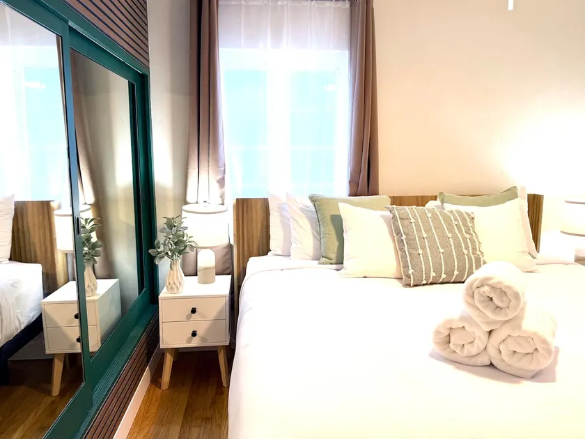 Chic City Getaway | 6 Guest | Walk to Little Italy - Image 1