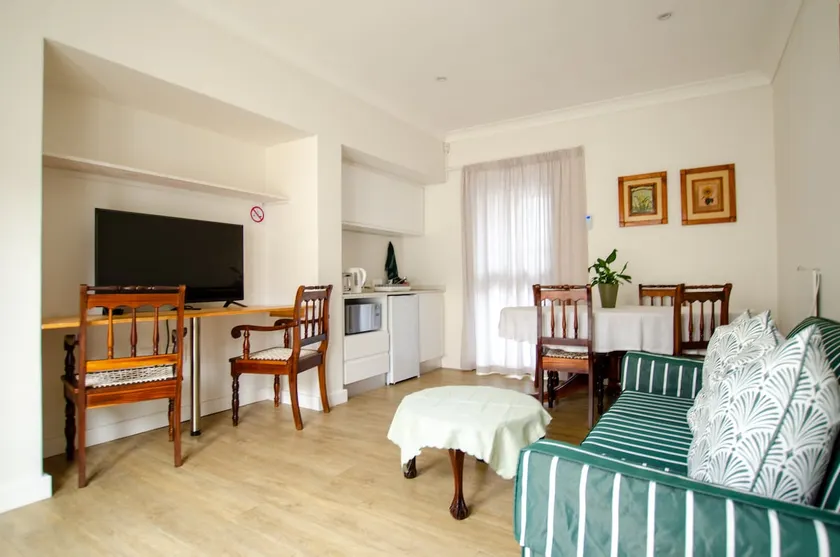 Quiet Safe, Spacious near Airport, UCT, Hospitals - Image 1