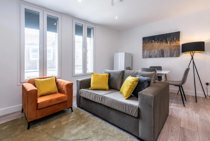 Central 2BR Apt Basingstoke Near Shops & Transport - Image 1