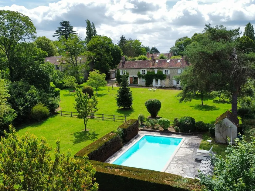 Large country house with tennis court & swimming pool - Image 1