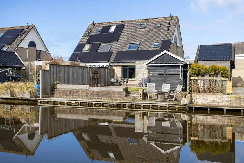 Large family home on the waterfront! - Image 1