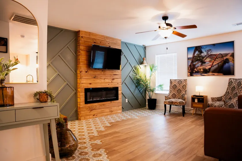 Stylish w/pool table 2 min COTA 5 min from TESLA - Image 1