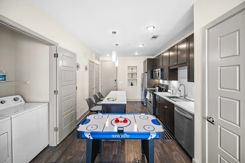 Stylish 1BR apt w/ Pool & Gym - Image 1