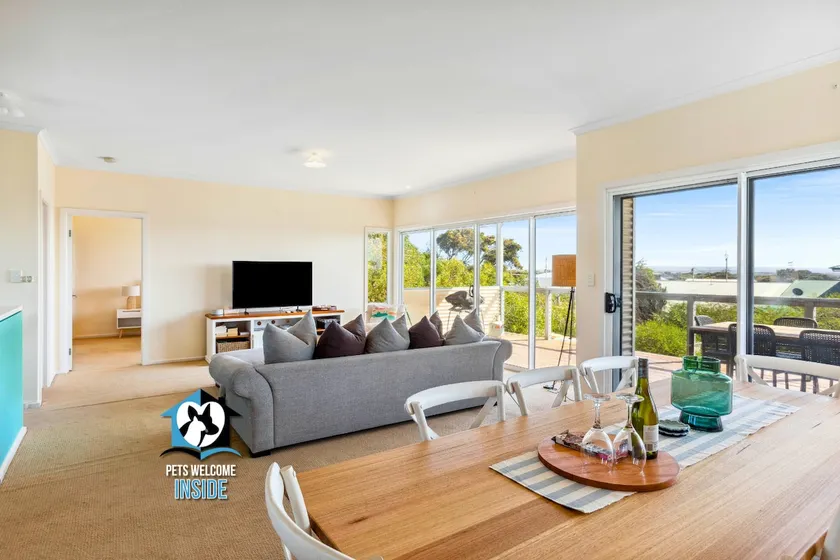 Tranquil Beach Retreat 2 Living Areas Sleeps 9 - Image 1