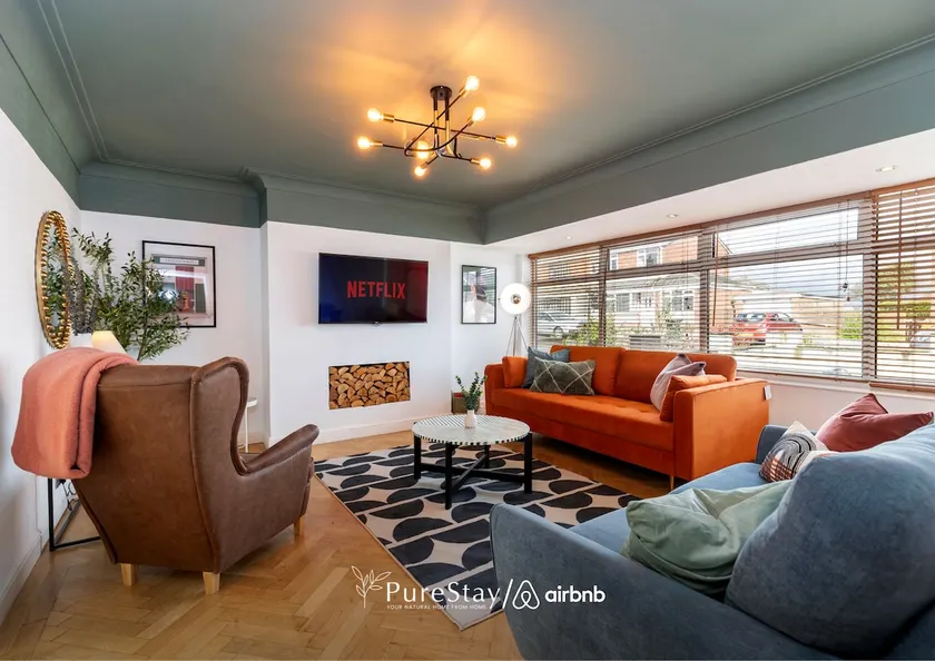 Stunning Bishop Auckland House with 5-bedrooms & 8 Beds Sleeps 12 with Free Parking by PureStay - Image 1