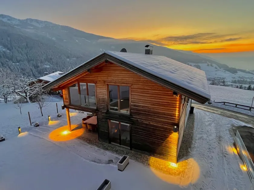 Chalet with mountain views & ski-in/ski-out - Image 1