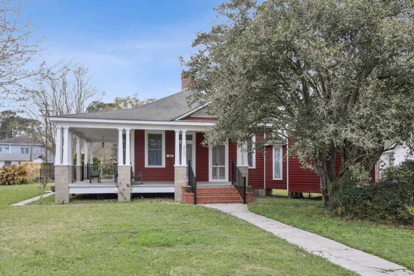 Maison Rouge - Great home in Historic town - Image 1