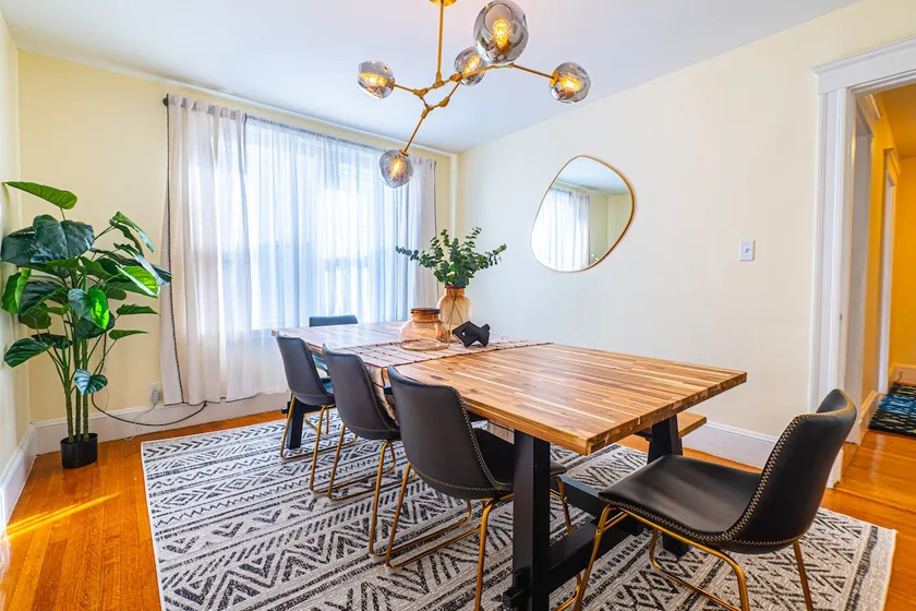 Adams Village 6-Bed Apt: City Perks, Suburban Vibe - Image 1