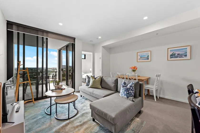 Stylish 1BR - Lv26 with Mountain Views, Pool and Park - Image 1