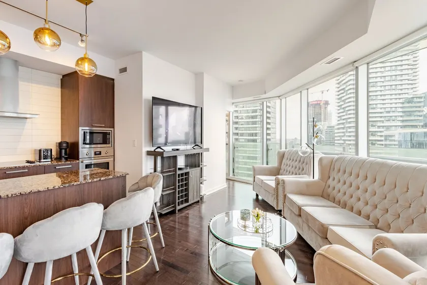 Luxury 2-Bedroom Condo & Free Parking - Image 1