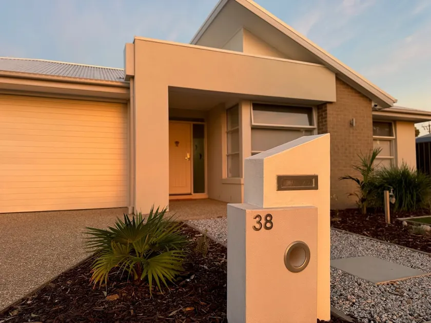 Golf Course Views - Family Friendly Retreat 4BR - Image 1