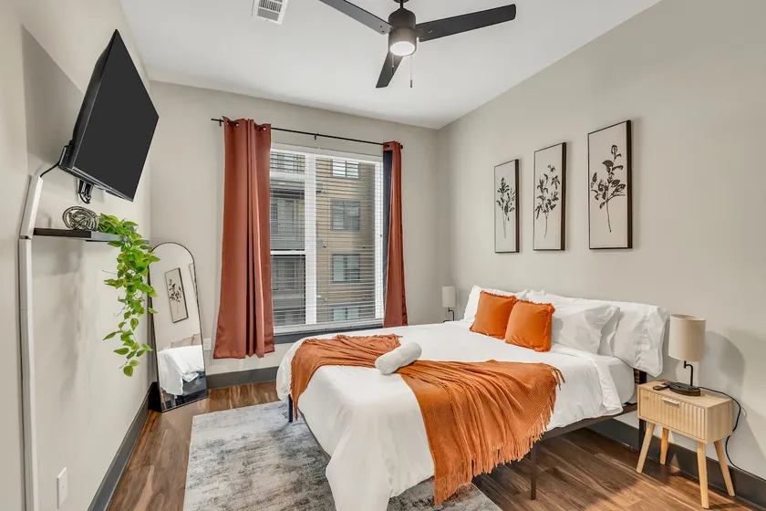 Lux 1BR Near Domain & DT+ Amenities & Free Parking - Image 1