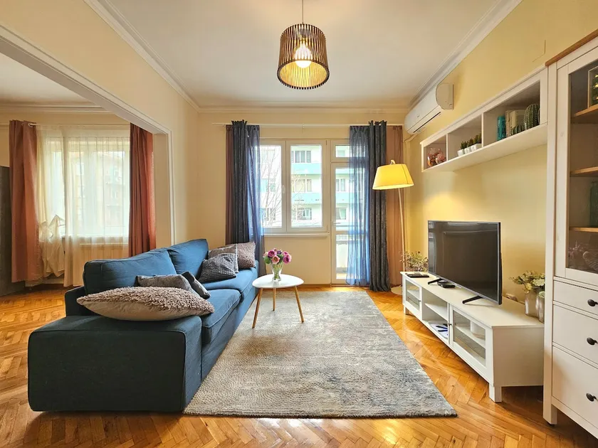 Chic & Comfortable Stay - Image 1