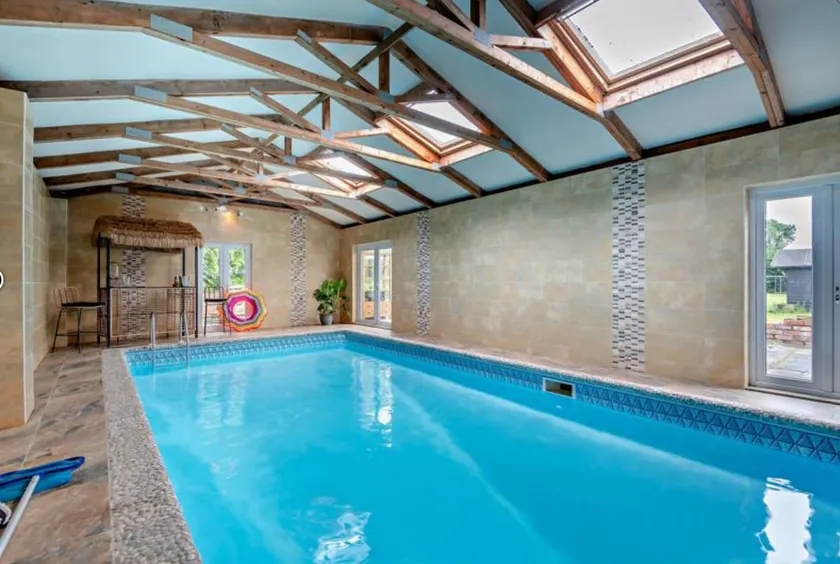 Large farmhouse heated pool nr Chester Parking - Image 1