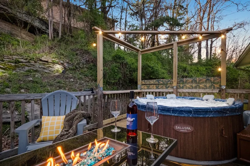 10 min to NRG Park | Private Deck | Movie Nights - Image 1