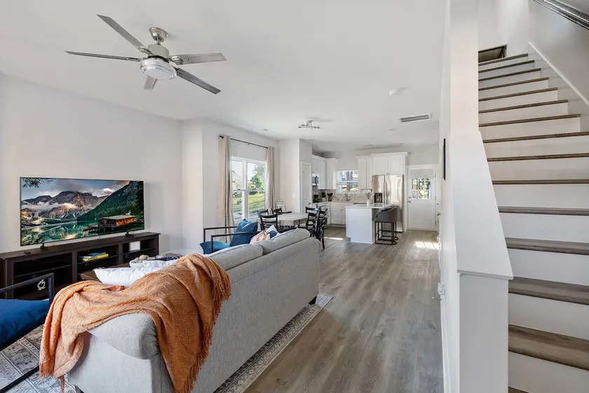 Modern Oasis Duplex 6 Bed 4.2 Bath, Close to DT - Image 1